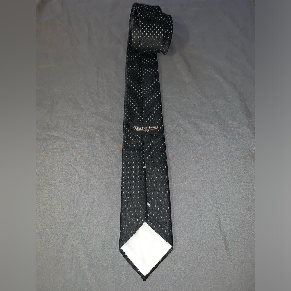 REED ST. JAMES, MENS NECK TIE. BLACK W/ RED & WHITE DESIGN. LIKE NEW.